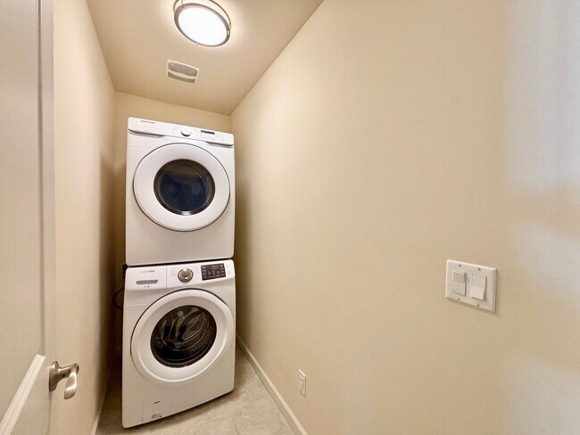 Building Photo - Modern New Construction 4b3b Townhome