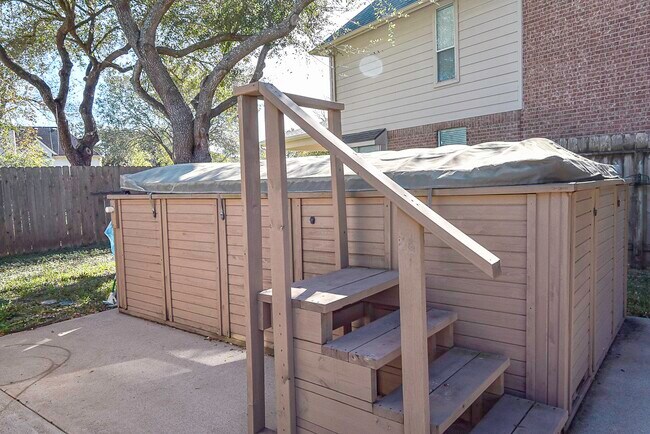 Building Photo - 21619 Oakcreek Ct