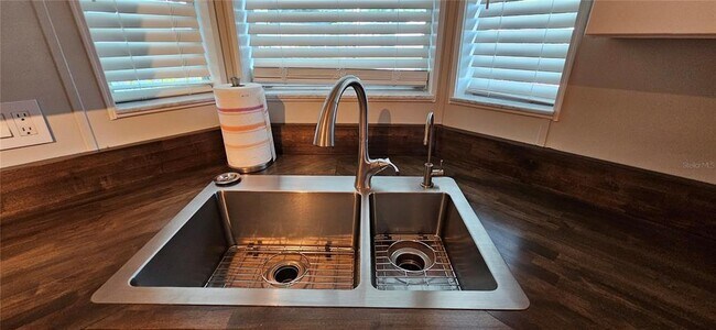 Building Photo - 8410 Wagon Wheel Cir