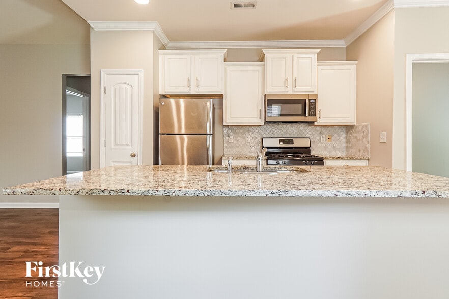 Building Photo - 383 W Park Dr