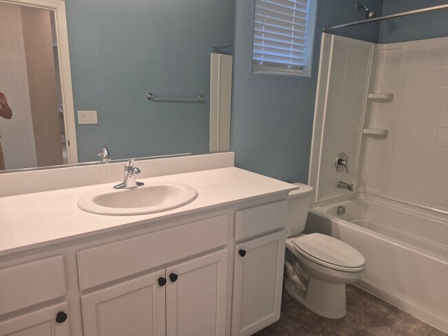 Building Photo - Beautiful 3 Bedroom 2.5 bath home with loft.