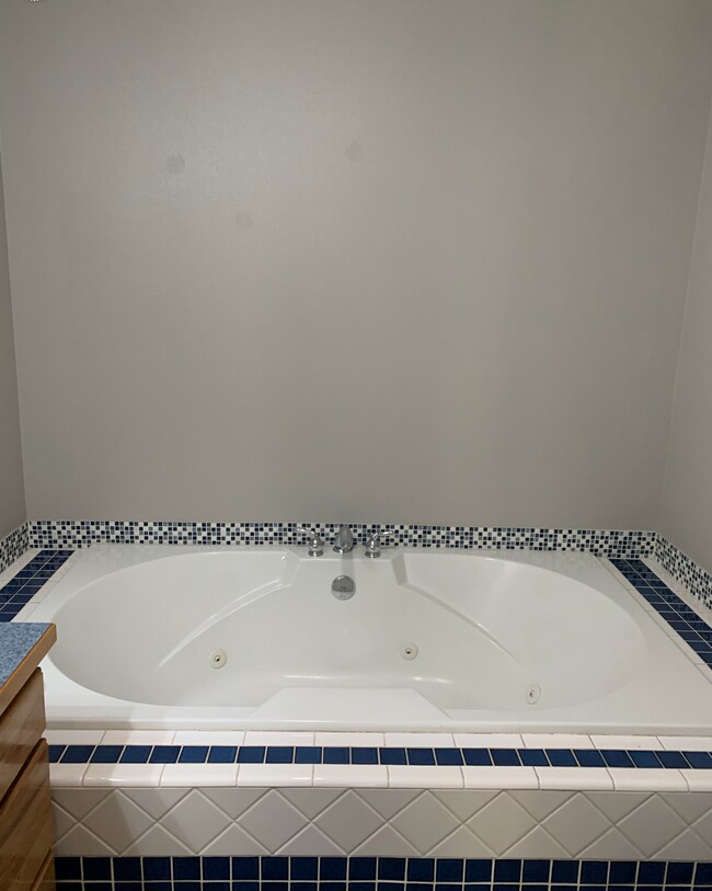 Building Photo - 3 bed/ 2 bath Ranch Style single family ho...