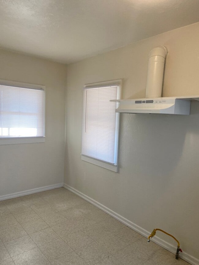 Building Photo - Cute house!