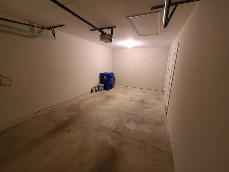 Garage - 902 Parade Ln