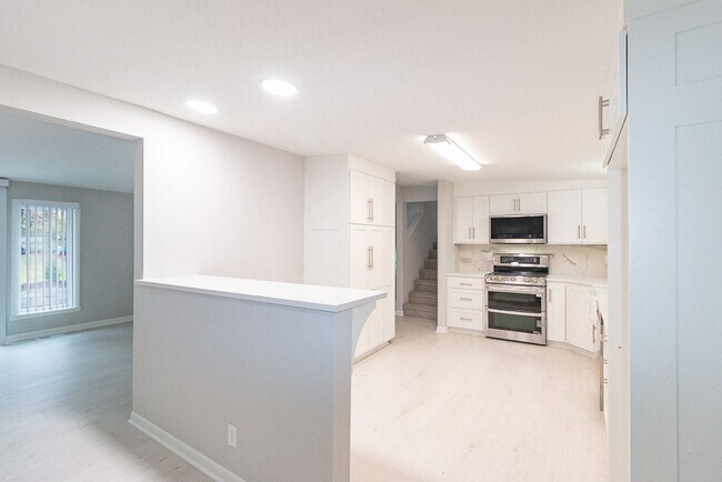 Building Photo - Gorgeous fully updated 3 bed 3 bath near KU Campus!