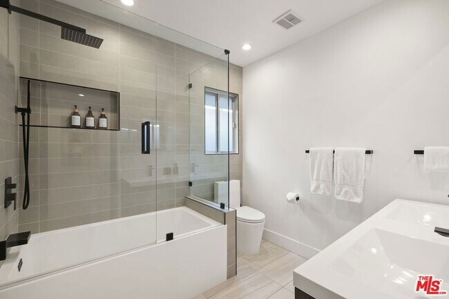 Building Photo - 9289 Swallow Dr