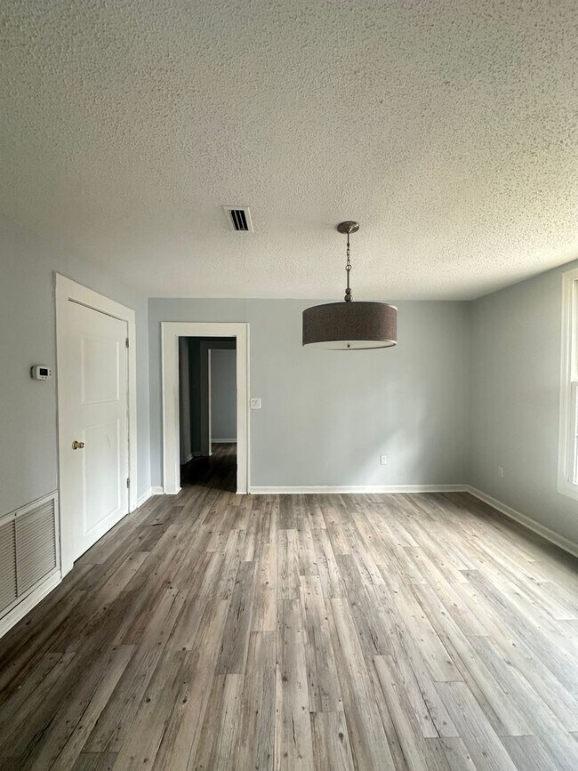 Building Photo - 410 Glover Ave