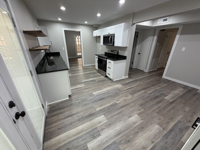 Building Photo - 657 Thomas Ave