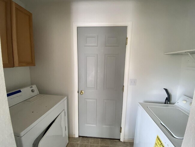 Building Photo - 857 N Garfield St