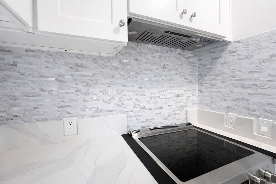 Building Photo - 6907 Noble