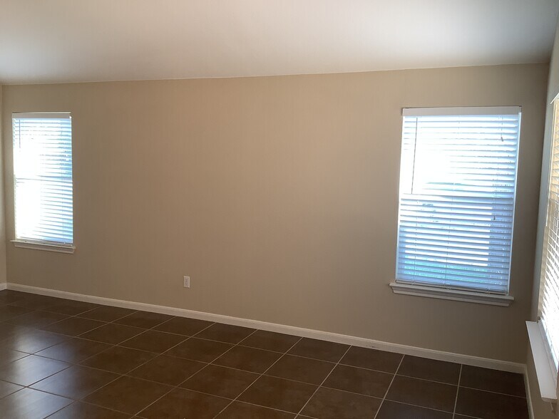 Building Photo - 101 Hanstrom Dr