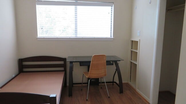 Building Photo - Beautiful 2 bed 1 bath condo 3 blocks from...