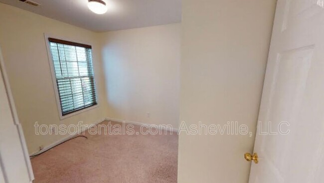 Building Photo - 98 Rotunda Cir