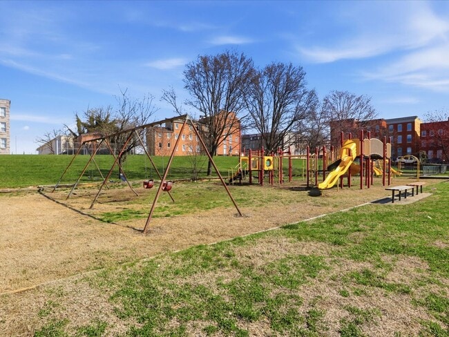 Building Photo - Charming Spacious Baltimore Rowhome