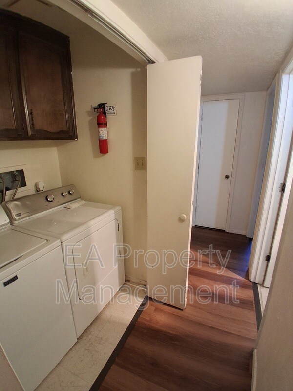 Building Photo - 12200 Candelaria Rd NE