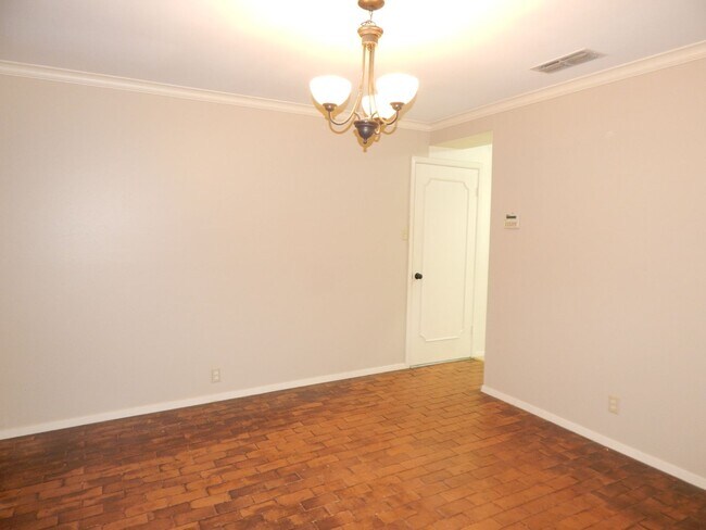 Building Photo - Spacious 3 Bedroom, 2 Bath Duplex in Tyler!
