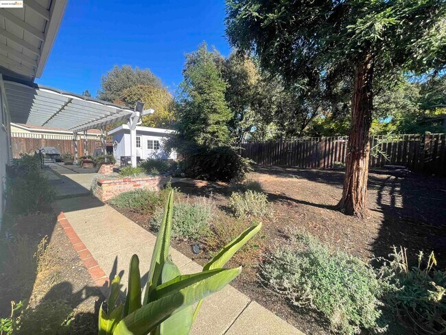 Building Photo - 1248 Hale Dr