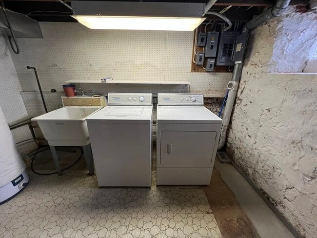 Building Photo - 406 S 6th Ave