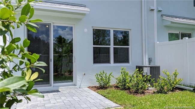 Building Photo - 373 SE Sea Hunt Way