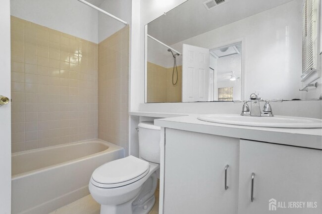 Building Photo - 194 Darwin Ln