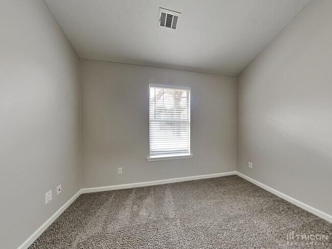 Building Photo - 325 Plantation Blvd