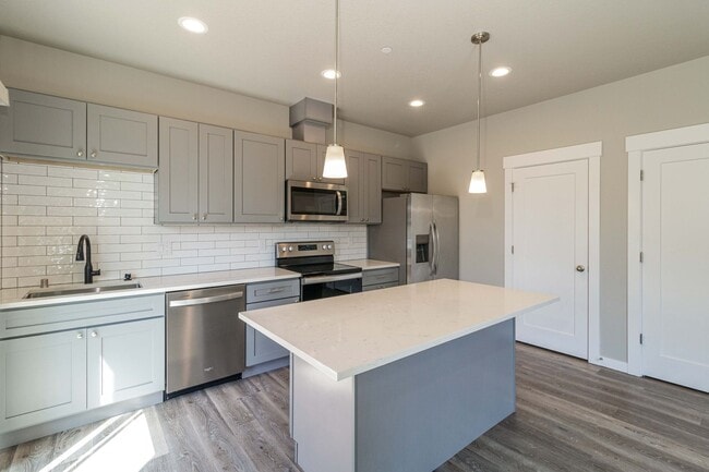 Building Photo - Move In Ready 3 Bedroom 2.5 Bathroom with ...