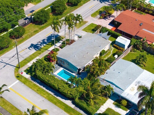 Building Photo - 930 N 11th Ct