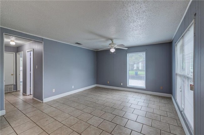 Building Photo - 1006 Fiesta St