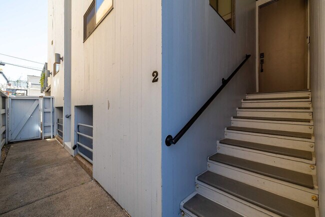 Building Photo - 357 Playa Del Sur St