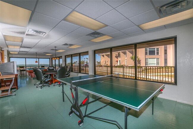 Building Photo - 632 Edgewater Dr