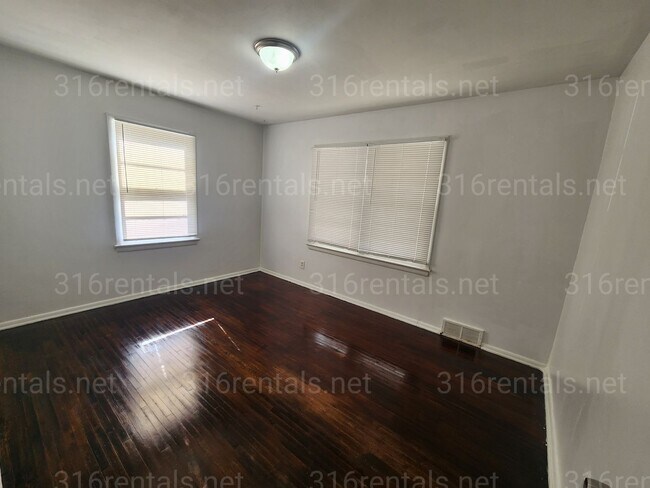 Building Photo - $975 - 3 bedroom / 1 bathroom - Single Fam...