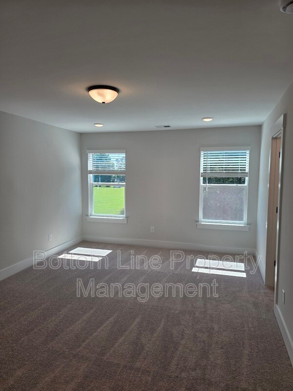 Building Photo - 111 Viburnum Rd