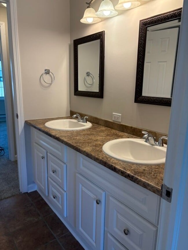 Building Photo - Village of Fayetteville Townhouse for Rent