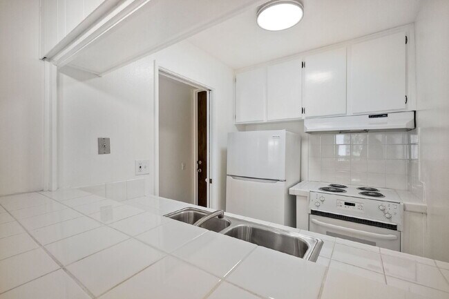 Building Photo - 1/2 off 1st month rent move in special at the Bluffs!!!
