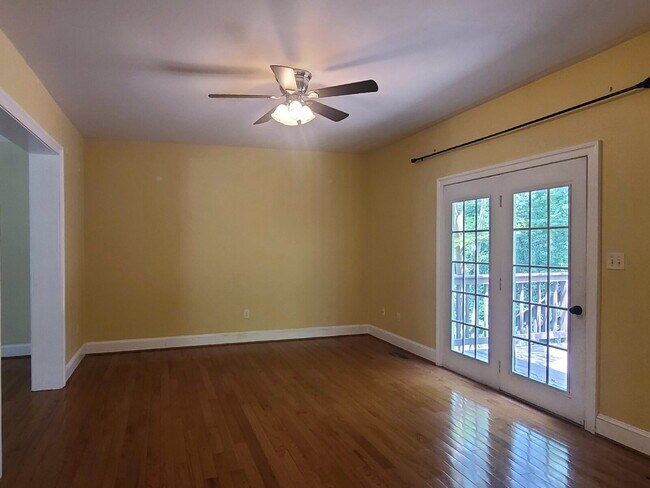 Building Photo - 4 BR, 2.5 BA Colonial with Attached Garage