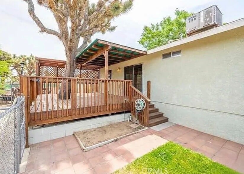 Building Photo - 633 W 5th St