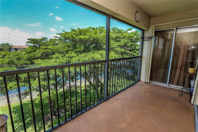 Building Photo - 850 SW 138th Ave