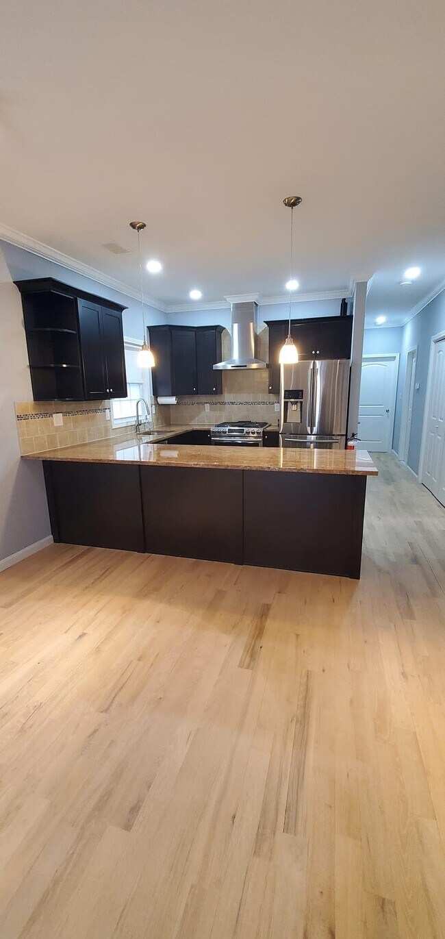 Building Photo - 220 WILLIAM St