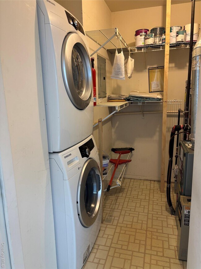 Building Photo - 825 Spring Lake Dr