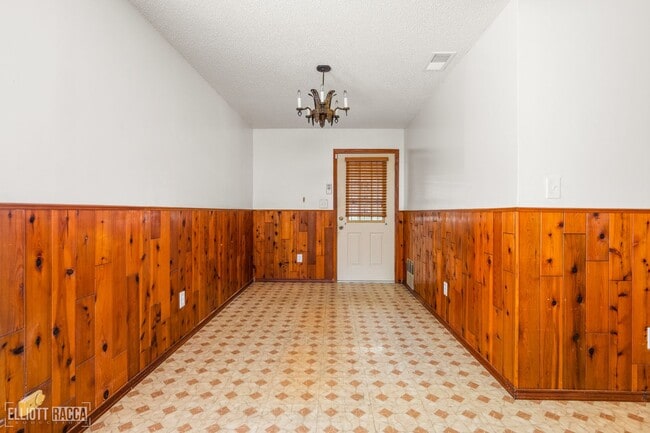 Building Photo - Check Out this 2 bed 1 bath in Alexandria
