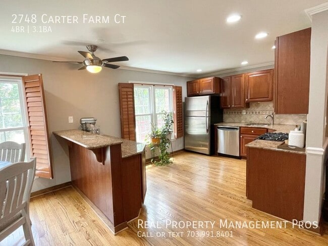 Building Photo - MASSIVE TOWNHOME!  WINDOWS ON THREE SIDES ...