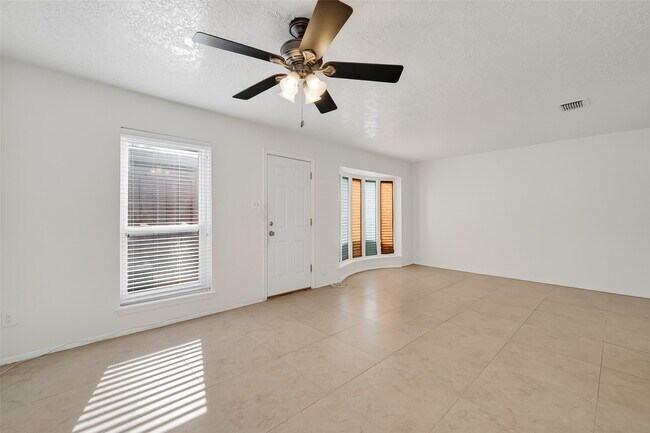 Building Photo - 8462 Leawood Blvd