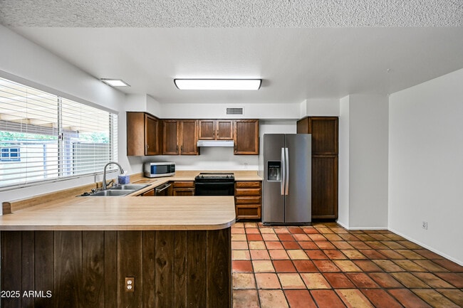 Building Photo - 1252 E El Parque Dr
