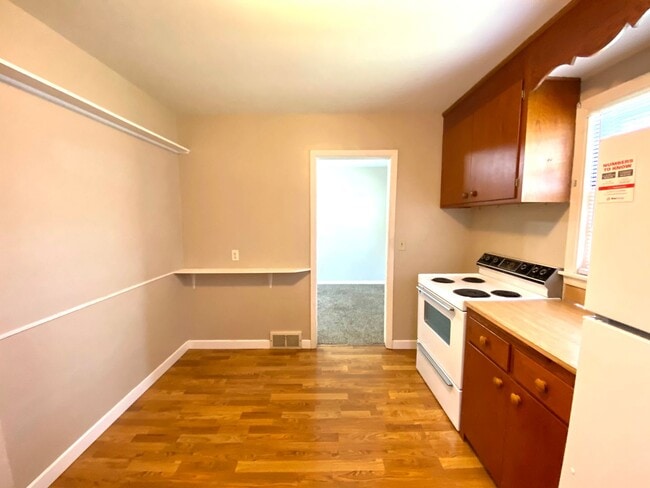 Building Photo - Gorgeous 5 Bed, 2 Bath House Near Concordia and MSUM!