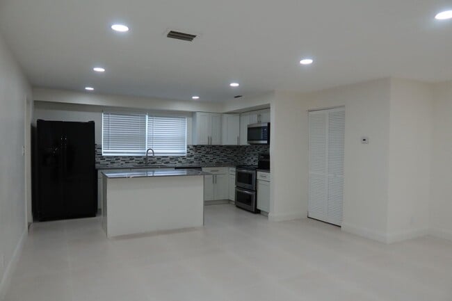 Building Photo - 2630 SW 49th Ct