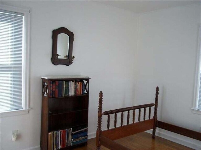 Building Photo - 341 Hollyhill Dr