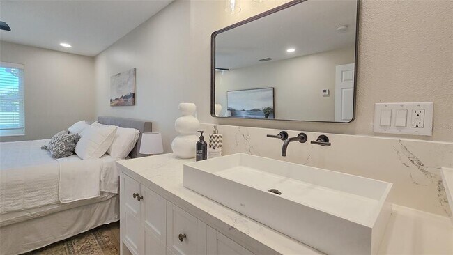 Building Photo - 515 34th Ave NE