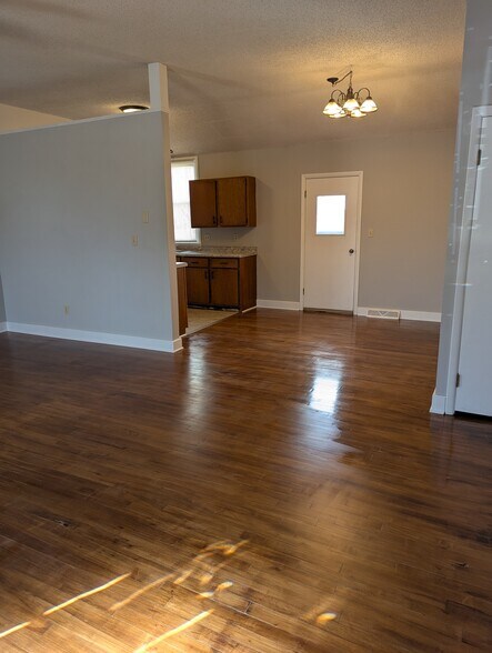 Living Rm - 1506 E 10th St