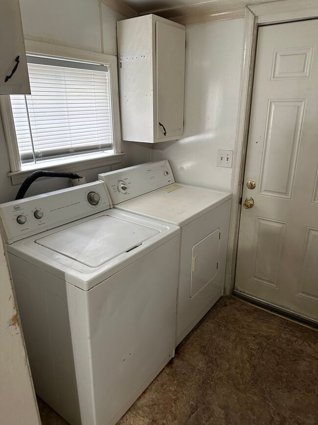 Building Photo - 3 bed 2 bed house in Henrico! Big yard, la...