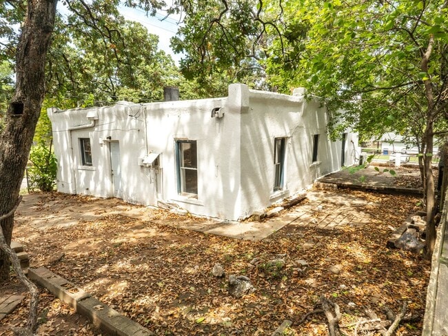 Building Photo - Freshly Updated 2 Bedroom House